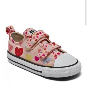 CONVERSE
Toddler Girls Chuck Taylor All Star Hearts Velcro Strap Casual Sneakers
